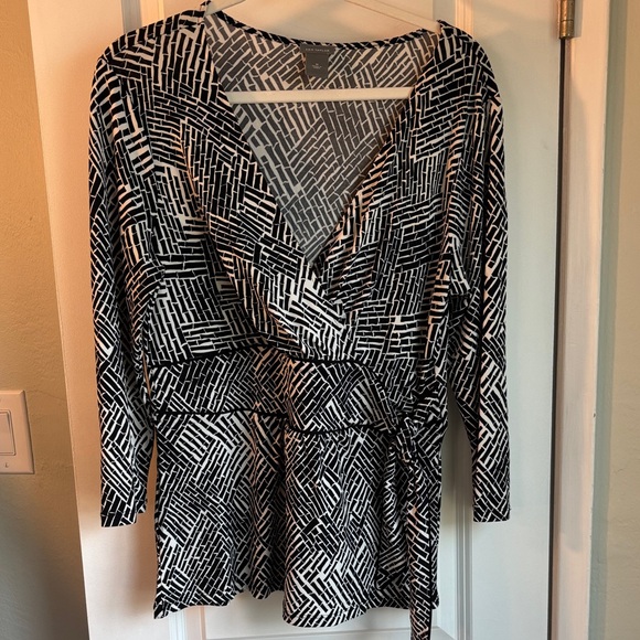Ann Taylor Top Blouse Black White Geometric Pattern Tie Waist Size Medium - Picture 1 of 6